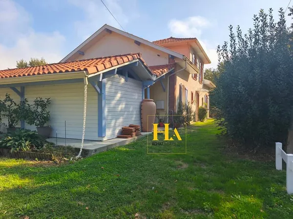 Demeure de caractère avec piscine, de 226m2 à Orist, au coeur d'un écrin de verdure.