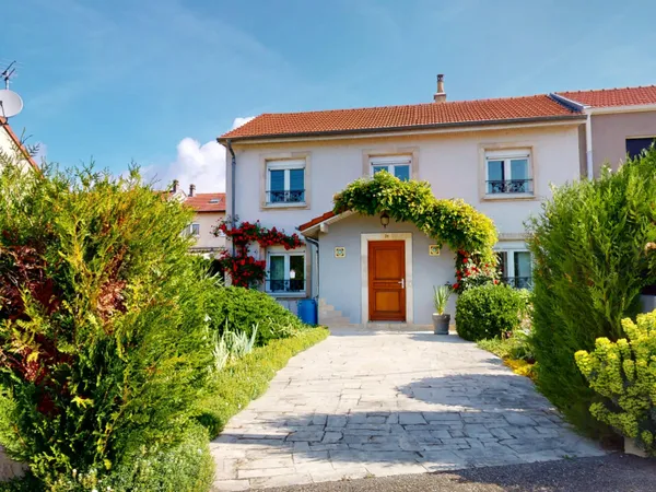 Maison T5 de 133 m2 mitoyenne d'un côté.