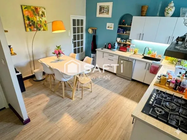 Immeuble d'habitation avec local commercial.