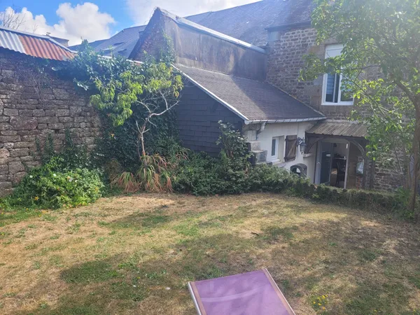 Très bel étéel, cottage de village avec terrasse, jardin et garage