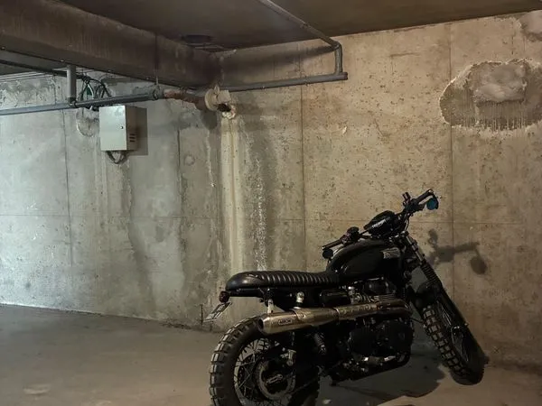 Place de parking couverte et sécurisée pour moto / scooter / tri-porteur
