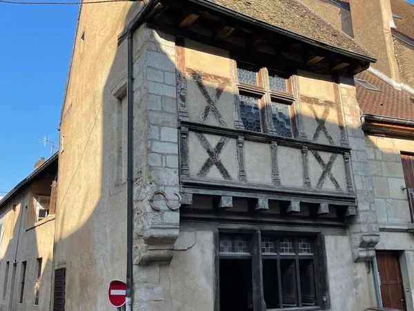 Maison médiévale XVe s. à colombages, rénovée - Autun centre