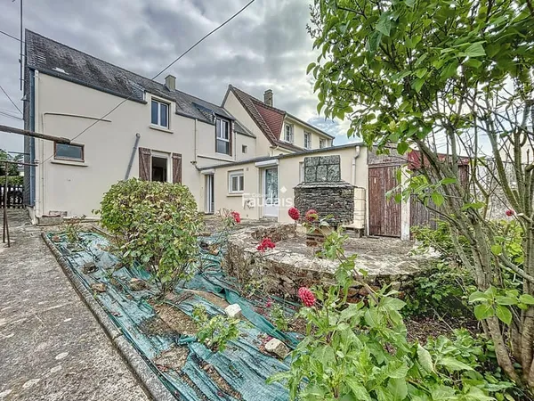 Maison de bourg avec jardin et garage à rénover