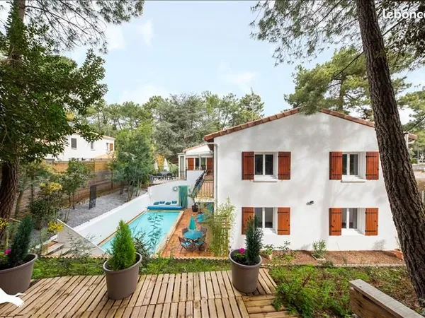Villa 9 pièces 242 m²
