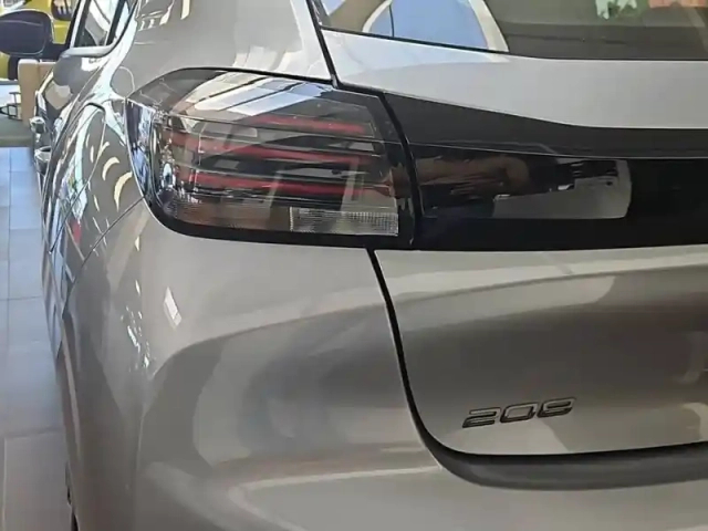 Peugeot 208 turbo 100 ch bvm6 — photo 38