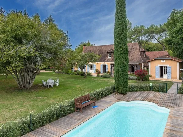 Propriété type longère en pierre, avec piscine, sur un terrain arboré de plus de 15 000 m²