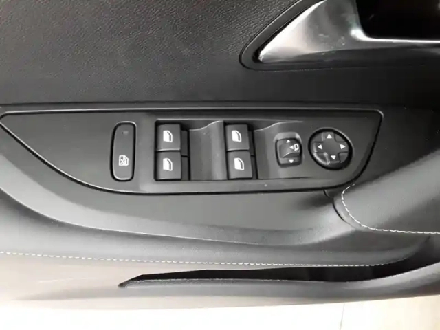 Peugeot 2008 hybrid 136 e-dcs6 — photo 20