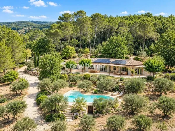Saint-Antonin-du-Var - Propriété d'exception au coeur d'une oliveraie, avec piscine et vue panoramiq