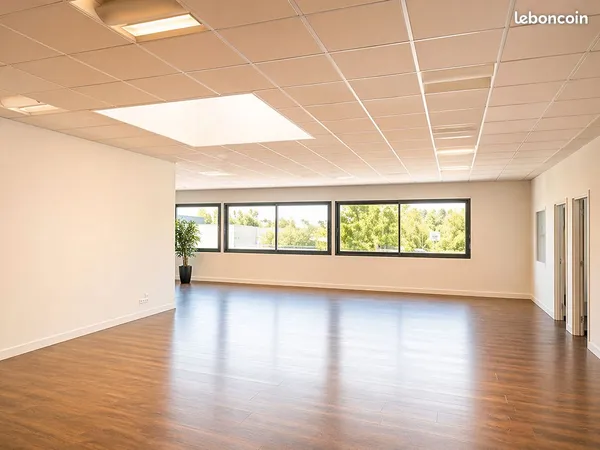 Bureaux 600 m² SAINT GEORGES DES COTEAUX