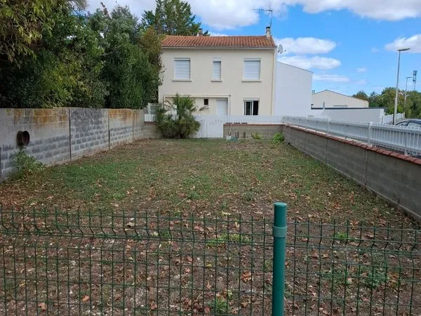 Maison pleine de potentiel avec 3 chambres , bureau et jardin de 550 m2 - a 5 minutes de la Jarrie
