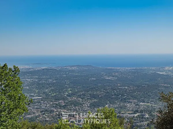 Demeure singulière à Grasse : l'horizon pour seul voisin