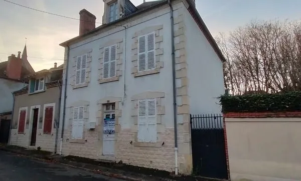 Maison de village 98m2, 3 chambres, cour et dépendances