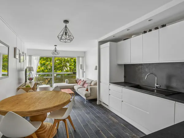 Paris XV - Félix Faure/ Commerce - Appartement rénové avec balcon, deux chambres