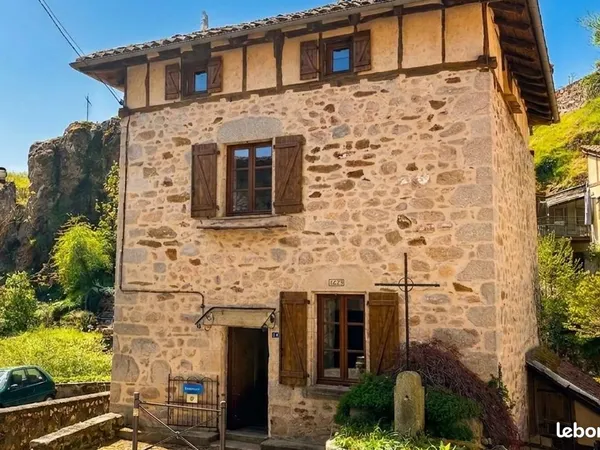 Maison pierre et colombage à Laroquebrou ,petite cité de caractère