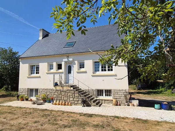 Maison rénovée avec 2 Hectares + Possibilité Appartement T2 aux portes de Plonéour-Lanvern.