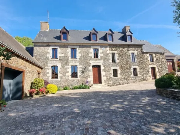 CÔTES-D'ARMOR, proche Loudéac, Charmant manoir du XVIIIe siècle, 4 chambres, à pied du village