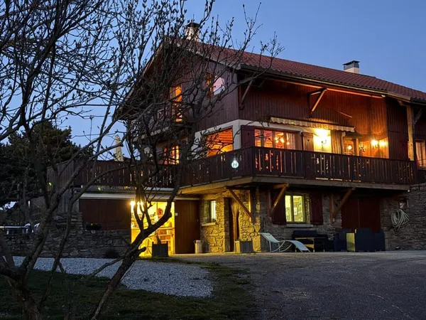 A 45 MINUTES DE LYON - CHALET DE 142 M2 AVEC 260 M2 DE DEPENDANCES TERRAIN 4833 M2