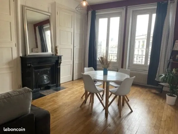 T2 équipé 54 m² • Jean Macé / Route de Vienne • Charme de l'ancien