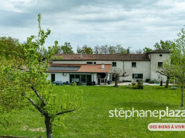 Corps de ferme rénové de 273 m² habitables - 4 chambres + bureau + salle de jeux, parc arboré et clo
