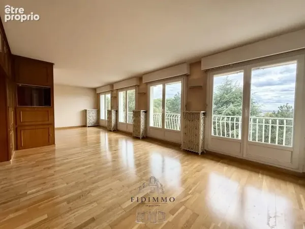 4366 - Appartement au dernier étage avec vue sur Paris
