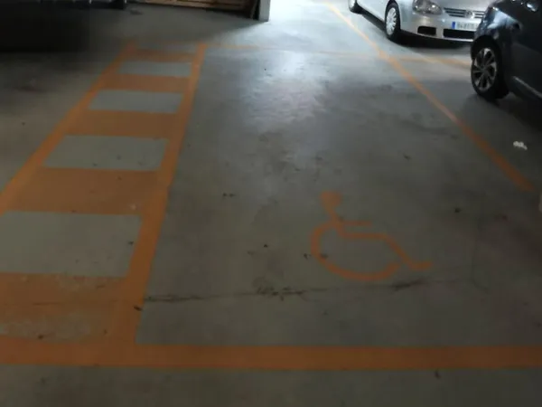 Grande place de parking en sous-sol à proximité du RER A