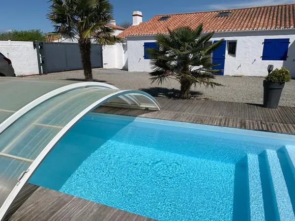 GRANDE MAISON AVEC PISCINE COUVERTE
