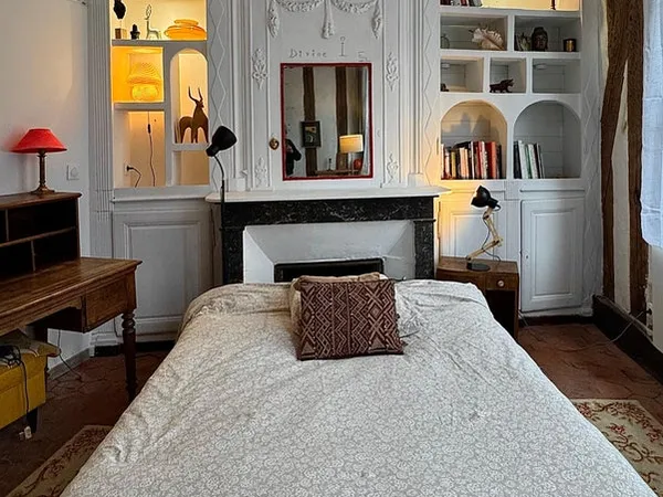 Très grande chambre, dans appartement confortable.