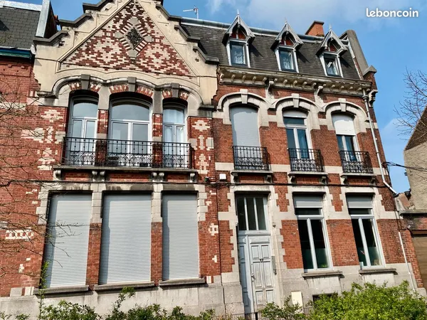 Local RDC activité libérale commerce 107m2 + 2 Parking sécurisés dans belle bâtisse ancienne