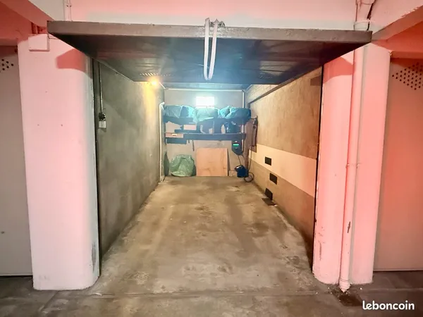 Garage avec borne recharge électrique