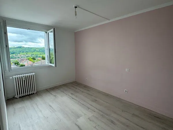 BAISSE DE PRIX T3 - 84m2 avec garage et loggia vue sur les montagnes - quartier calme Aurillac