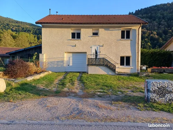 Maison individuelle 84 m² - 2 chambres - Garage, carport et jardin - Rochesson