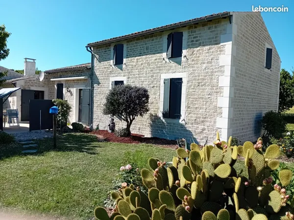 Charentaise de Charme entièrement Rénovée à Vendre en Viager Occupé ou en Vente à Terme