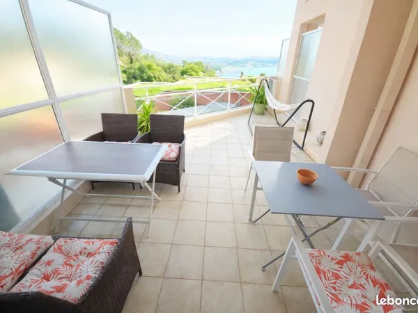 Appartement avec grande terrasse et vue