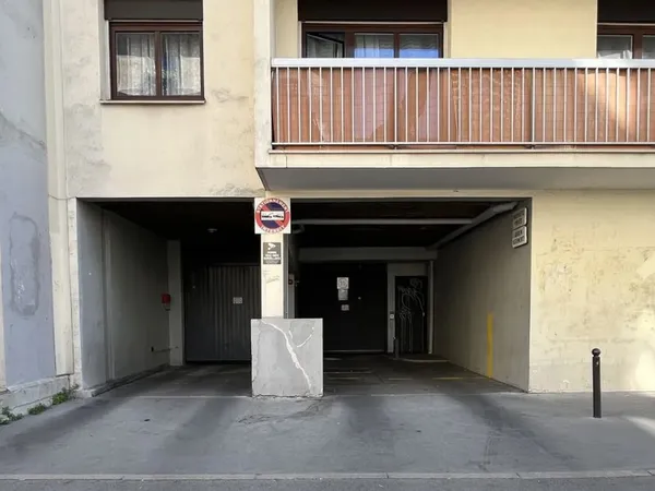 À LOUER - Place de parking sécurisée - Paris 75011 - Rue Saint-Maur