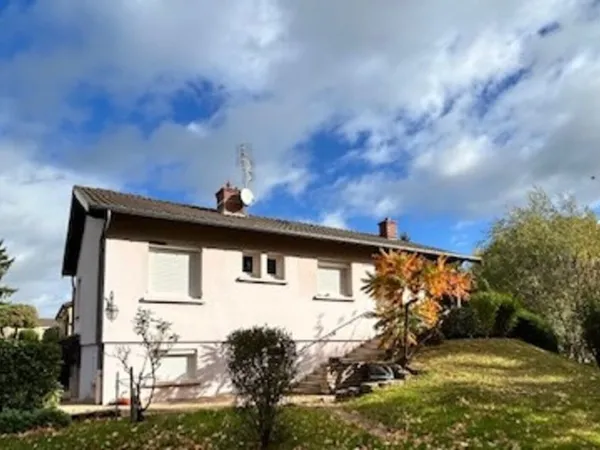 Maison familiale spacieuse avec terrasses et grand garage, à Sancé