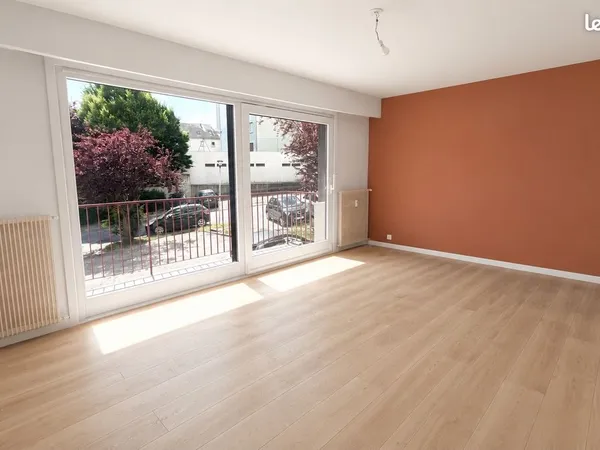 3 pièces 74 m² traversant, lumineux - balcon, garage et cave - 1er étage