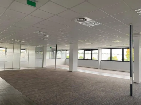 Bureaux 2 pièces 2447 m²