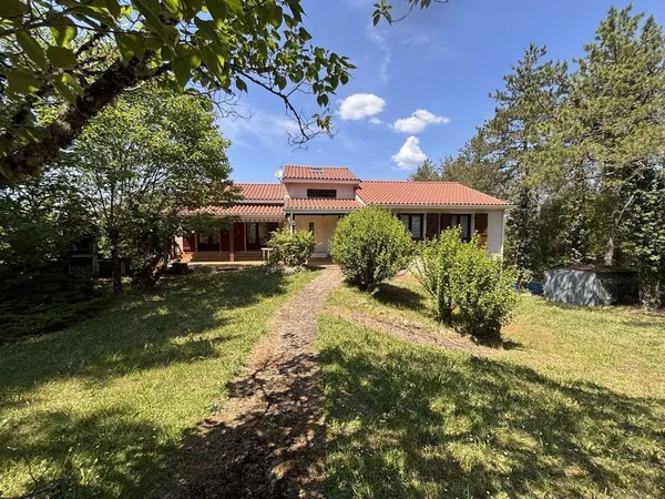 BELLFONT-LA RAUZE : Belle maison à rénovée