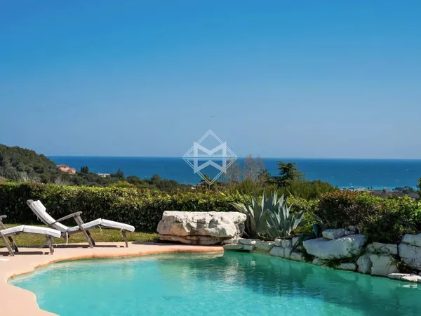 Villa d'exception avec vue panoramique sur la mer au coeur des Hauts de Vaugrenier