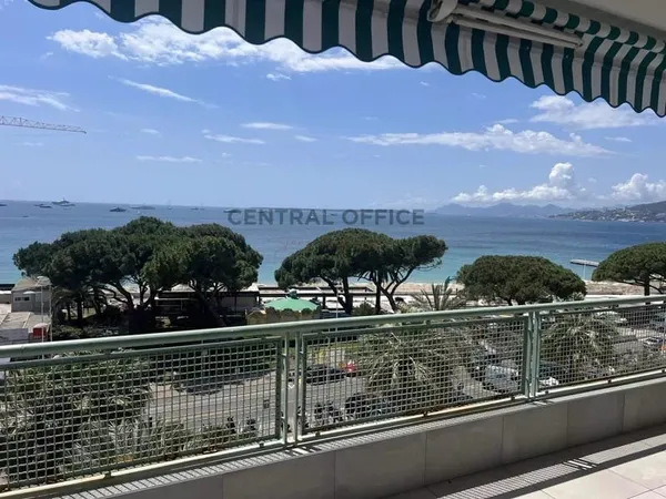 Juan Les Pins, Appartement 5 Pièces Rénové Face À La Mer