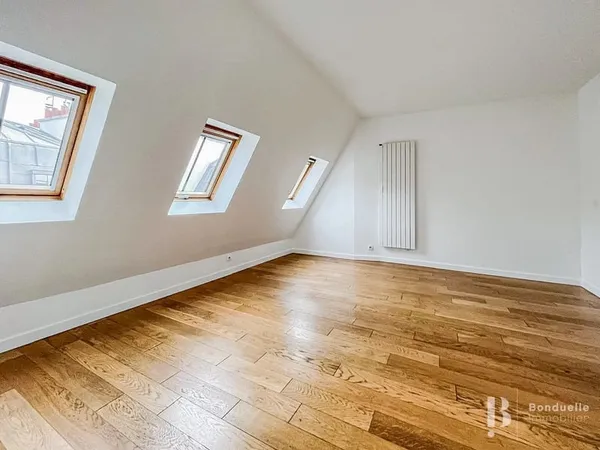 PARIS IX - RUE DROUOT - 6EME ÉTAGE SANS ASCENSEUR - A LOUER VIDE BEAU STUDIO AU CALME SUR COUR - 25M