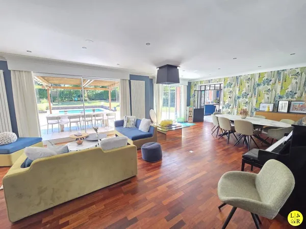 Maison 8 pièces 251 m²