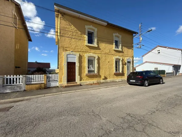 Maison mitoyenne avec jardin, garage et potentiel d'aménagement