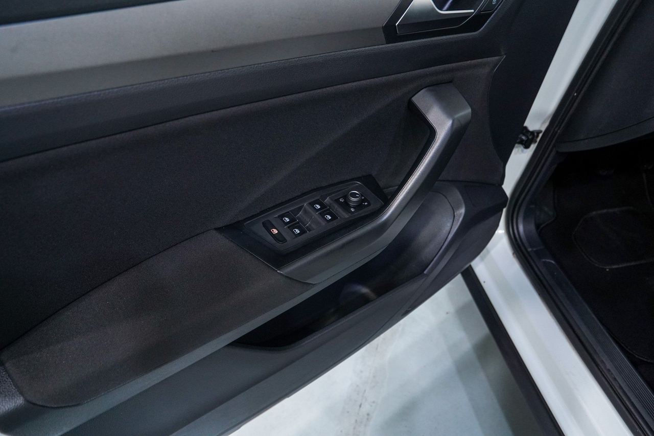 Volkswagen T-Roc — photo 16
