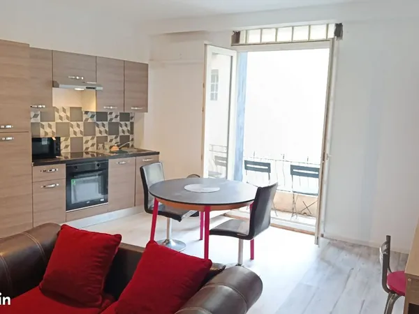 Grand studio meuble a 2 pas de la mairie