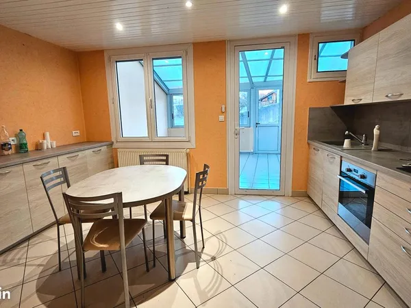 Maison de ville avec jardin, véranda et garage - Noirétable
