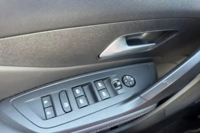 Peugeot 308 sw phev 180 e-eat8 — photo 4