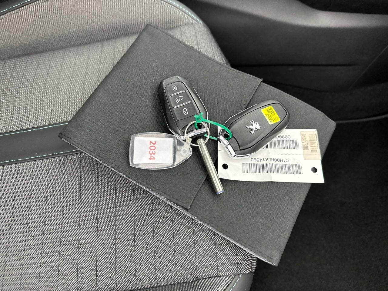 Peugeot 2008 puretech 130 s&s eat8 allure pack — photo 33