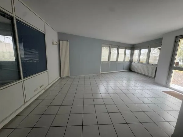Local d’activité et entrepôt Location Joué-lès-Tours 410m² 3176€