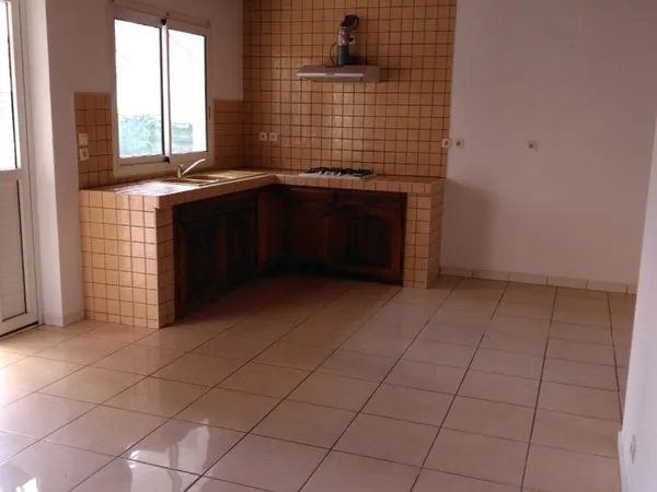 À louer - T2 de 55 m² avec véranda, cour privative et parking - La Rivière-Saint-Louis